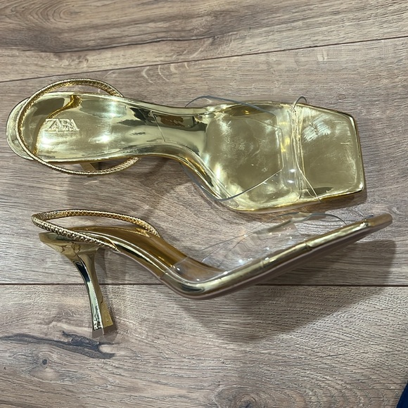 ZARA LIMITED EDITION VINYL LAMINATED
HEELED SANDALS - Picture 2 of 3